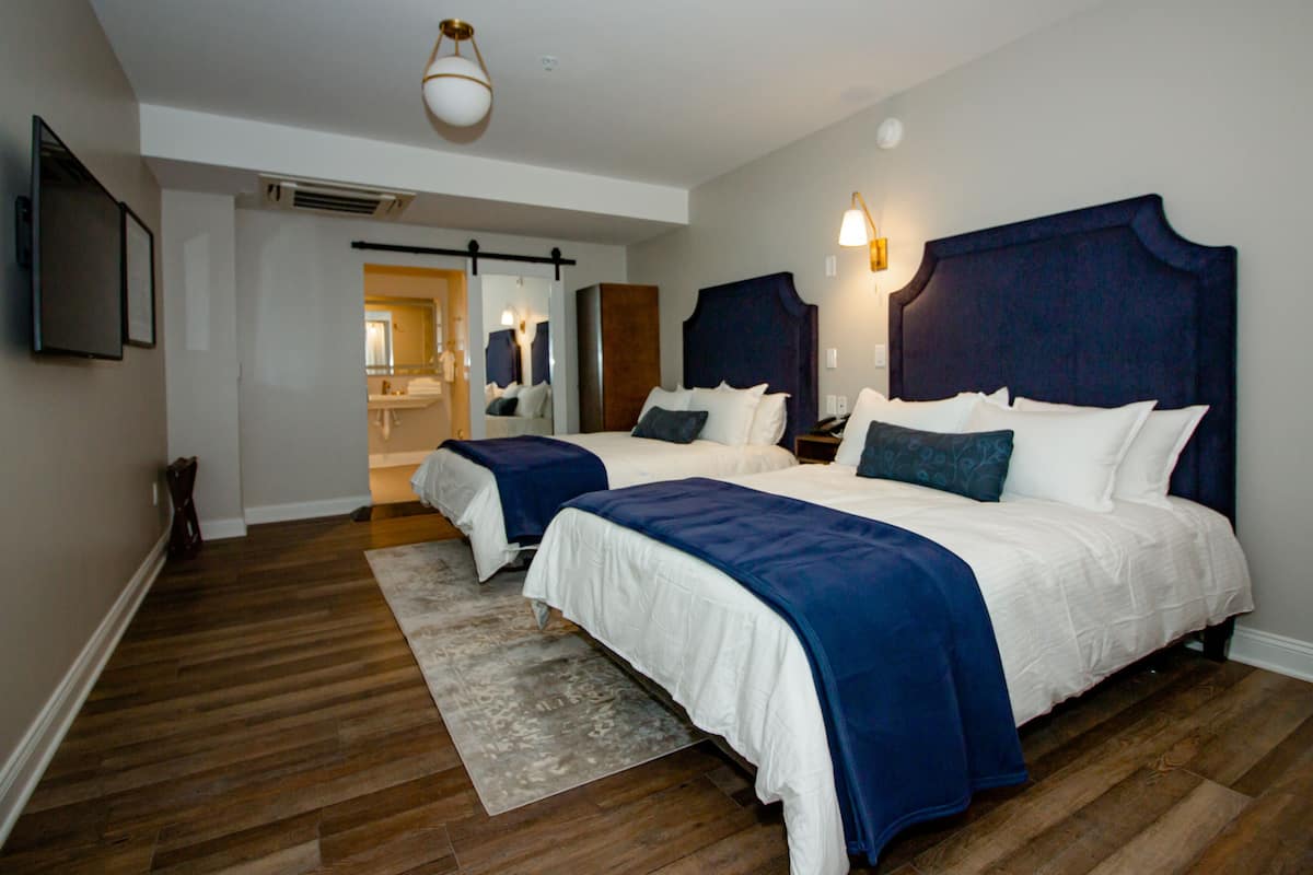 Annex Double Queen ADA Accessible Room | 1 quarto, roupas de cama premium, edredons de pluma, cortinas blackout