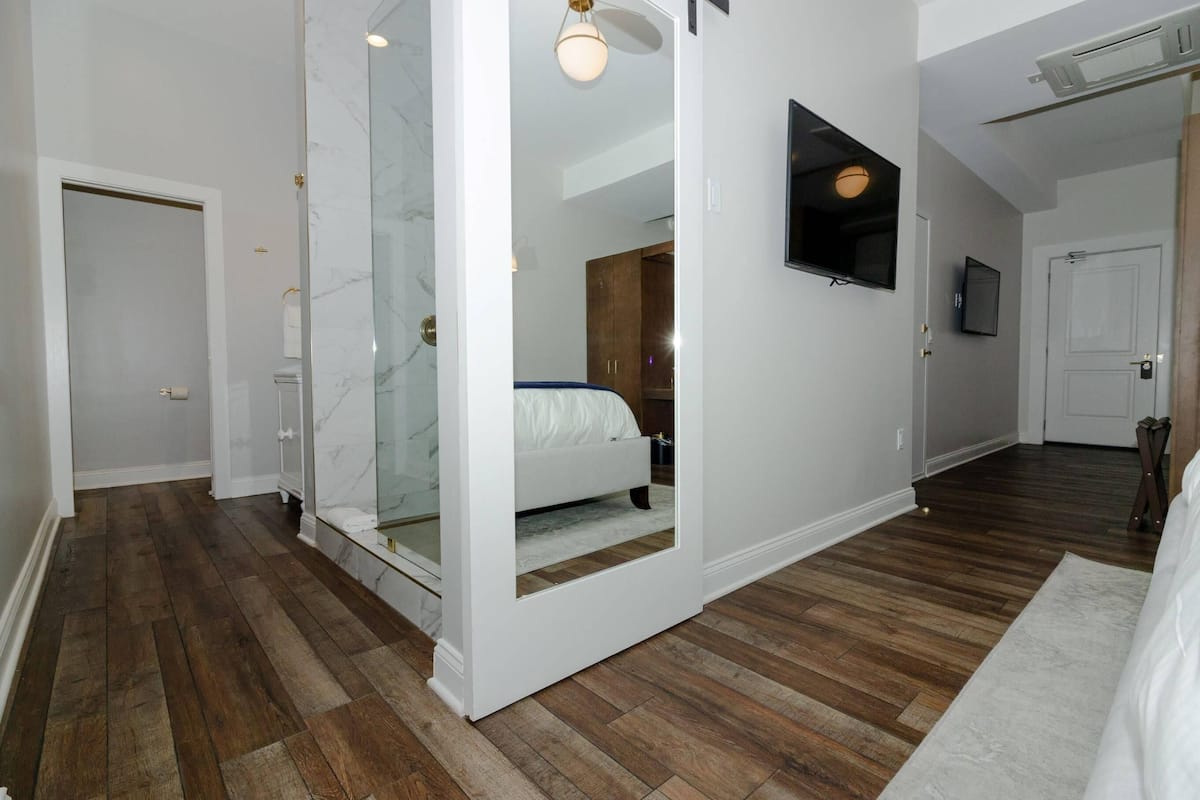 Suite, 1 King Bed, Non Smoking