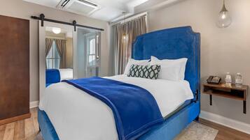 高級寝具、羽毛の掛け布団、遮光カーテン、アイロン / アイロン台