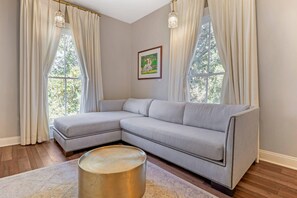 Suite, 1 King Bed, Non Smoking, Corner - The Colonial Inn, an Ascend Collection Hotel (Hillsborough)