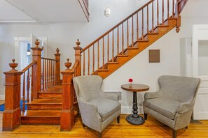 Lobby - The Colonial Inn, an Ascend Collection Hotel (Hillsborough)