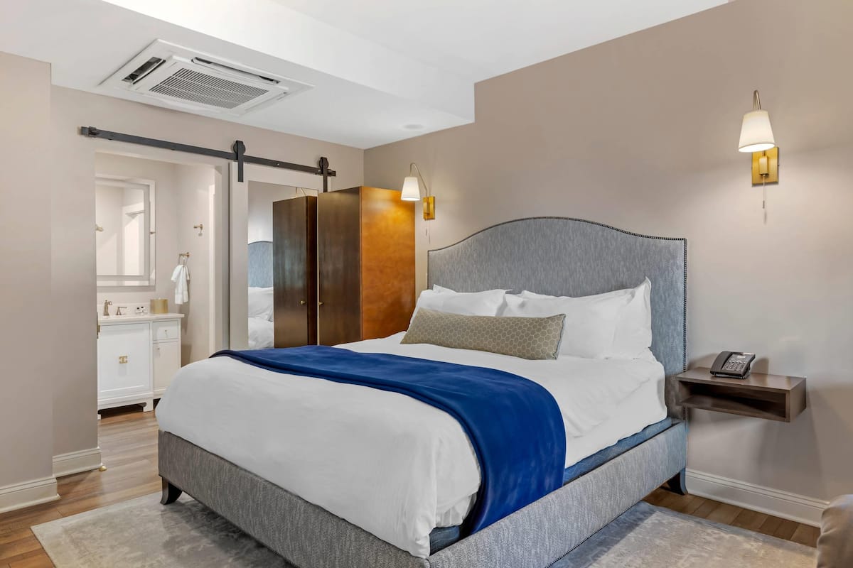 Standardzimmer, 1 King-Bett, Nichtraucher | Hochwertige Bettwaren, Daunenbettdecken, Verdunkelungsvorhänge