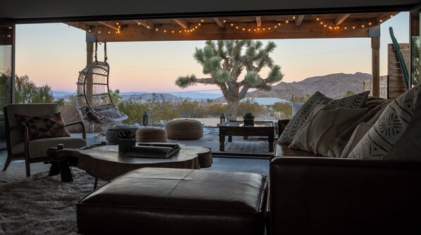 Terrace/patio - Joshua Tree Haven with Salt-Water Hot Tub (Joshua Tree)