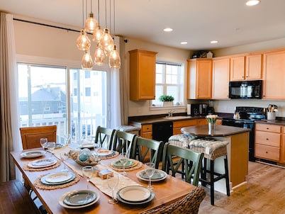 BEACH PARADISE V - 4BR, 3.5BA NEW GARAGE Townhouse in PRIME MIDTOWN OC!