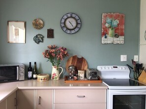 Fridge, microwave, oven, electric kettle - Heart of Havelock North (Hawke's Bay)