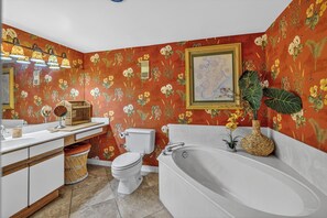 Shower, towels - Oceanfront Condominium with Great Amenities (St Simons)