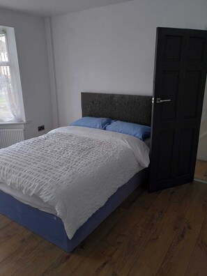 3 bedrooms, WiFi, bed sheets - Remarkable 3-Bed House in Hounslow (Hounslow)