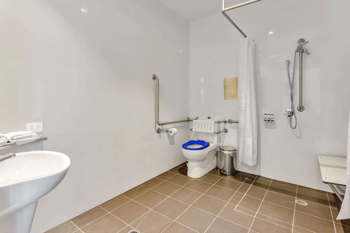 Deluxe Double Room, 1 Queen Bed, Accessible, Non Smoking | Bathroom | Shower, free toiletries, towels, soap