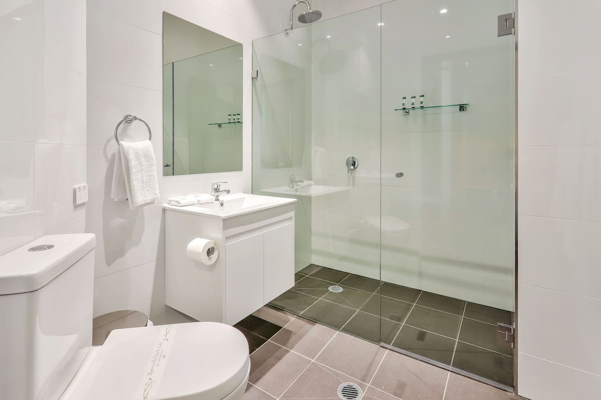 Deluxe Double Room, 1 King Bed, Non Smoking, Balcony | Bathroom | Shower, free toiletries, towels, soap