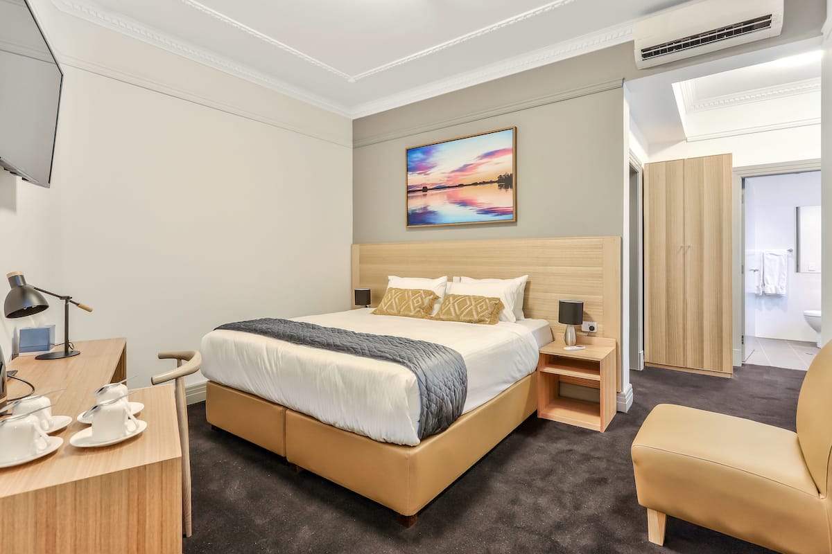 Deluxe vierpersoonskamer, 2 queensize bedden, niet-roken, balkon | Een kluis op de kamer, een bureau, gratis wifi, beddengoed