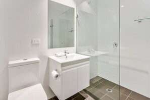 Deluxe Double Room, 1 King Bed, Non Smoking | Bathroom | Shower, free toiletries, towels, soap - Meridian Hotel (Hurstville)
