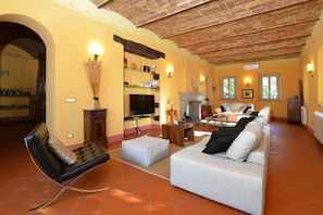 TV, fireplace, DVD player, stereo