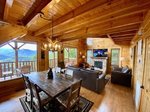 Smart-TV, Kamin, Videospiele, Tischfußball