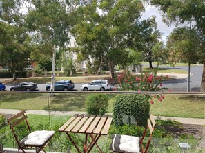 Outdoor dining - Canberra self contained studio in central location (Griffith)