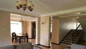 TV - Wonderfull Apartment to stay at wail in Kampala (Kampala)