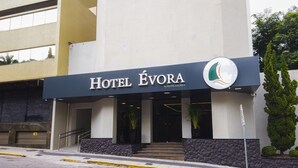 A hotel entrance with a sign reading 'Hotel Évora by Rede Sagres.' - Evora Hotel (Florianópolis)