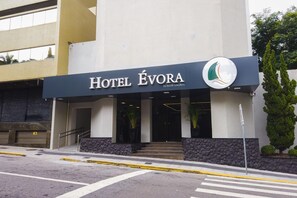 A hotel entrance with a sign reading 'Hotel Évora by Rede Sagres.' - Evora Hotel (Florianópolis)