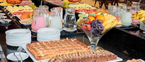 Un buffet proposant une variété de plats et de boissons.