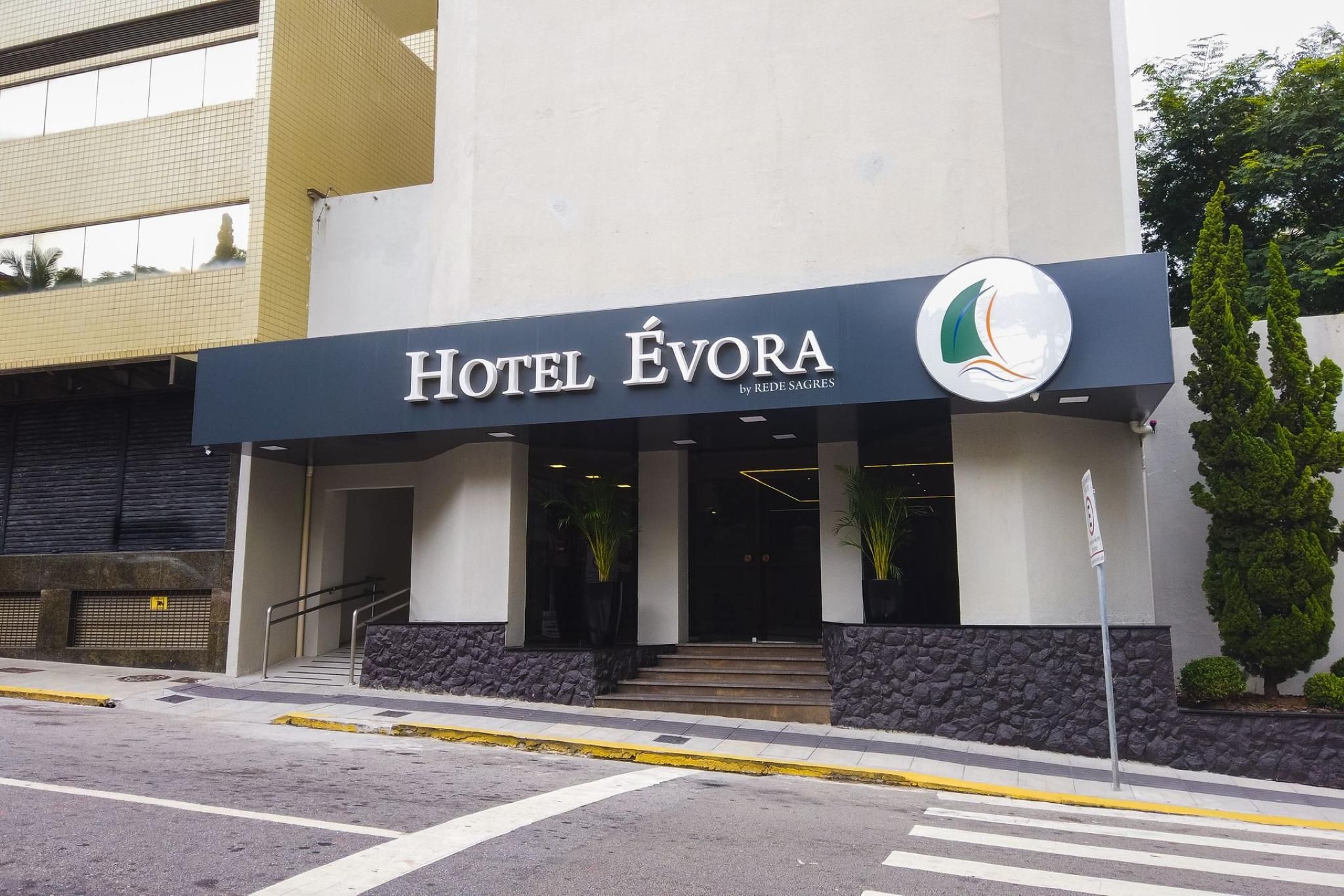 En hotellentrén med en skylt som visar texten: ”Hotel Évora by Rede Sagres”.