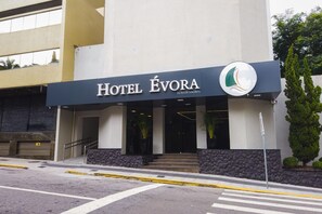A hotel entrance with a sign reading 'Hotel Évora by Rede Sagres.' - Evora Hotel (Florianópolis)