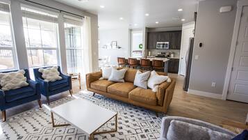 Älytelevisio, videopelejä, pöytätennispöytä