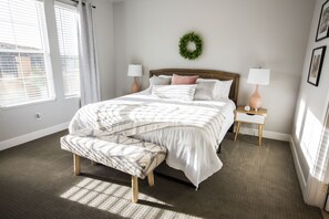 5 bedrooms, desk, iron/ironing board, travel cot - 5 Bedroom & 5 Bathrooms Beautiful Washington Home. YEAR ROUND Pool access (Washington)