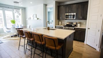 Jääkaappi, mikroaaltouuni, uuni, liesi