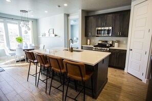 Fridge, microwave, oven, stovetop - 5 Bedroom & 5 Bathrooms Beautiful Washington Home. YEAR ROUND Pool access (Washington)