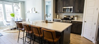 5 Bedroom & 5 Bathrooms Beautiful Washington Home. YEAR ROUND Pool access