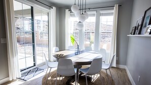 A dining area with a round table, white chairs, and a woven rug. - 5 Bedroom & 5 Bathrooms Beautiful Washington Home. YEAR ROUND Pool access (Washington)