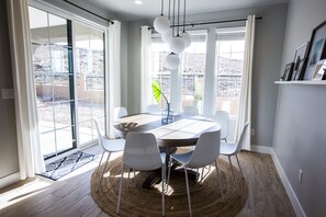 Dining - 5 Bedroom & 5 Bathrooms Beautiful Washington Home. YEAR ROUND Pool access (Washington)