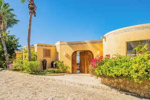 Exterior - Villa Dos Vistas: Huge Pool Deck w/ Ocean Views. Cook Available. Promos availabl (Cabo San Lucas)