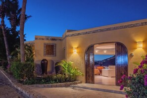 Exterior - Villa Dos Vistas: Huge Pool Deck w/ Ocean Views. Cook Available. Promos availabl (Cabo San Lucas)
