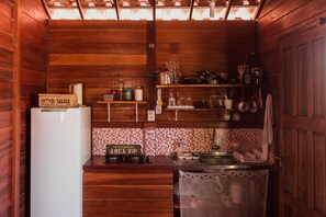 Geladeira, cooktop, cafeteira/chaleira, chaleira elétrica