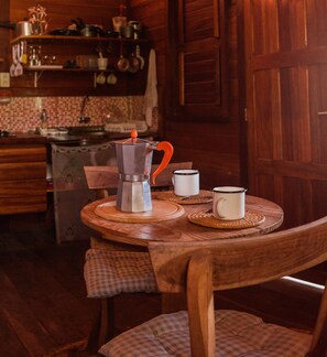 Geladeira, cooktop, cafeteira/chaleira, chaleira elétrica