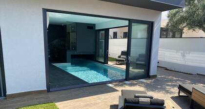 LuxuriousVilla Heated pool, sauna, sea view, 200 m from the beach