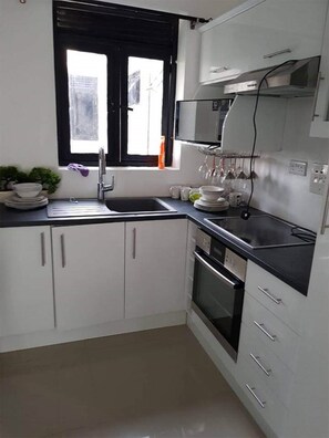 Fridge, microwave, oven, stovetop - A magnificient apartment with superb amanities giving a very enjoyable stay (Kampala)