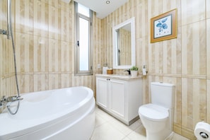 Bathroom - Lombardi Seafront Villa (Paralimni)