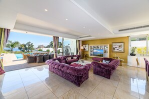 Villa | Wohnbereich | 32-Zoll-Smart-TV mit Satellitenempfang, Fernseher