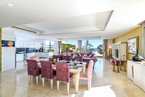 Villa | Servicio de comidas en la habitación