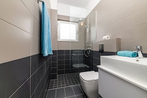 Bathroom - Olivine Sea Pearl Villa (Paralimni)