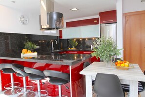 Een koelkast, een microgolfoven, een oven, een vaatwasser