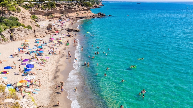 A beach with clear turquoise water, people swimming and sunbathing, and umbrellas on the sand. - CALETA townhouse 1st line to the sea, communal swimming pool (Miami Playa)
