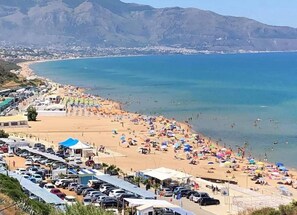 Ubicación cercana a la playa y tumbonas