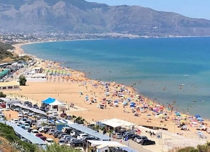 Plage à proximité, chaises longues