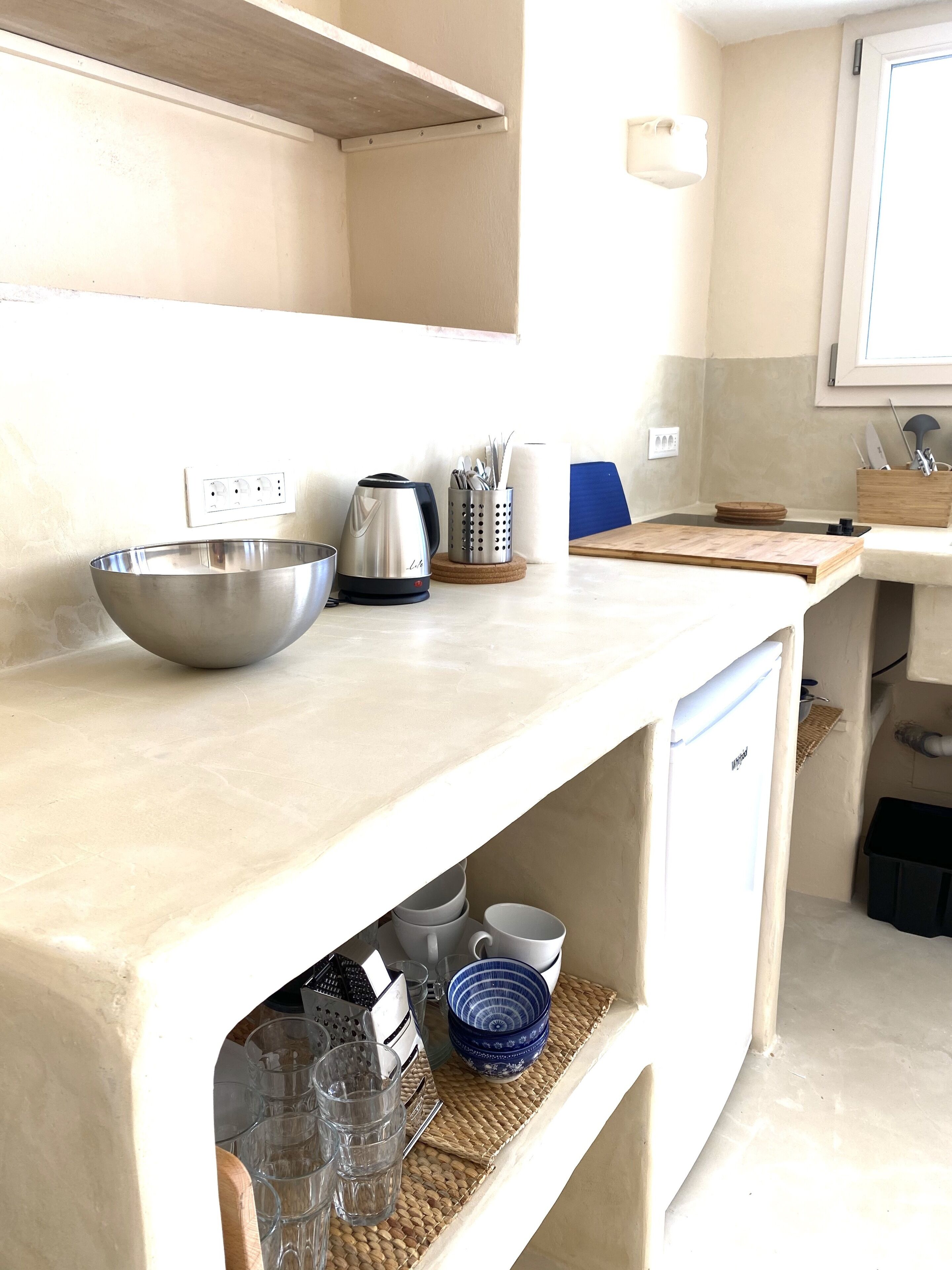 Kühlschrank, Herdplatte, Wasserkocher mit Kaffee-/Teezubehör