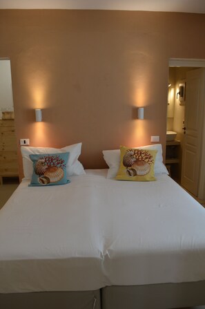 1 bedroom, WiFi, bed sheets - Spectacular and Charming House in Sifnos Keronissos Village on The Sea (Cherronisos)