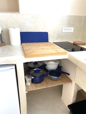 Réfrigérateur, plaque de cuisson, cafetière/bouilloire