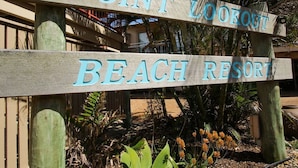 Un panneau en bois sur lequel on peut lire, en lettres majuscules, « POINT LOOKOUT » et « BEACH RESORT ».