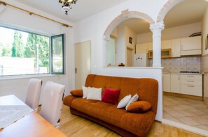 Huoneisto (One-Bedroom Apartment with Terrace (4) | Olohuone | Televisio